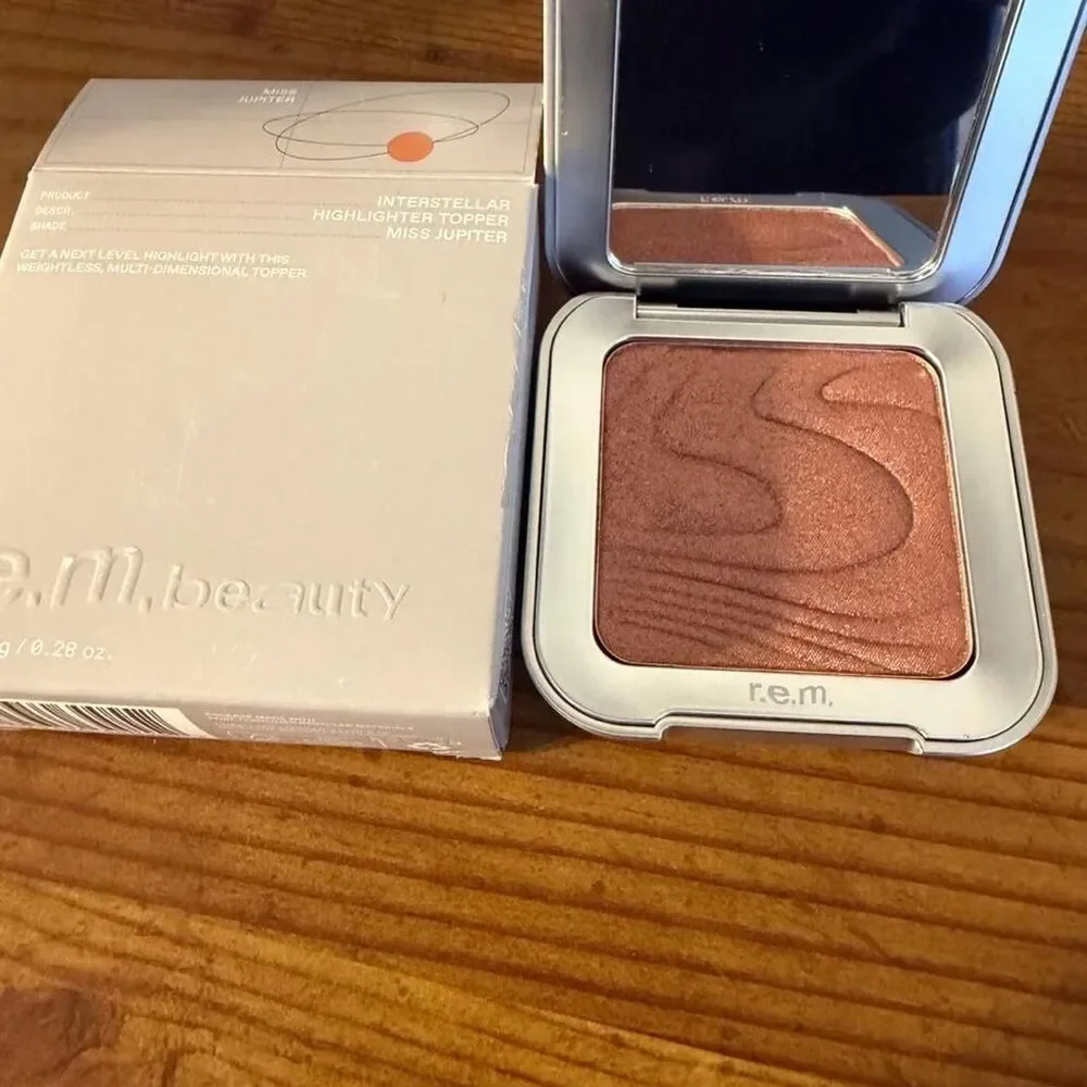 R.E.M Beauty Highlighter